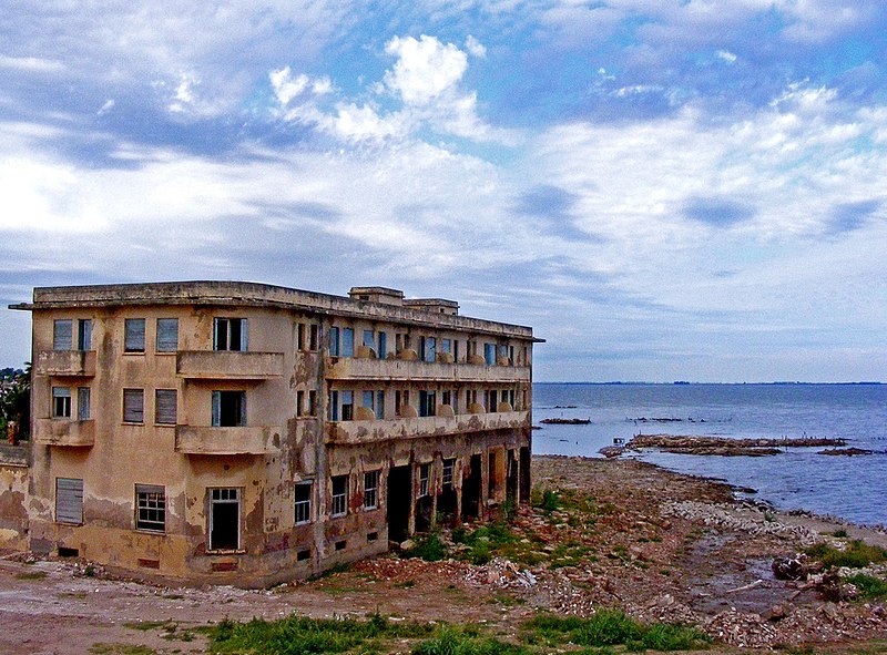 Image  of the hotel near the water