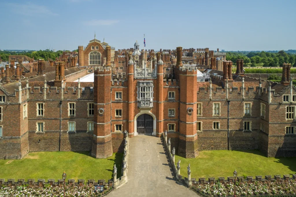 Hampton Court Palace image.